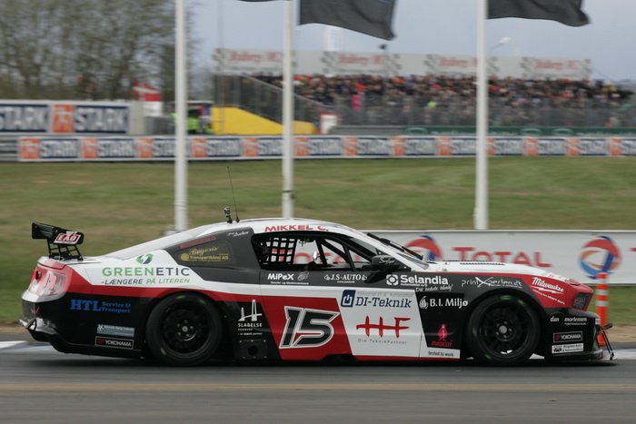 Den sorte, røde og hvide Ford Mustang er klar til weekendens GP Danmark.
(Foto: Henning Smed)